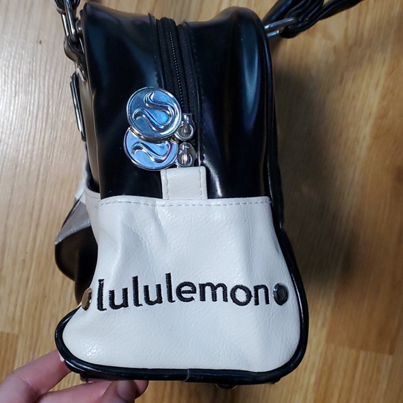 🍋sold🍋Lululemon purse - Picture 3 of 11